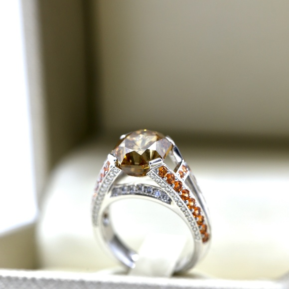 Harry Winston 5.76 Carat Diamond Engagement Ring - Picture 15 of 16